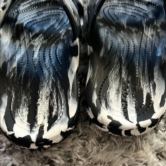 Marble Pattern Slides in Black and White - Picture 5 of 8